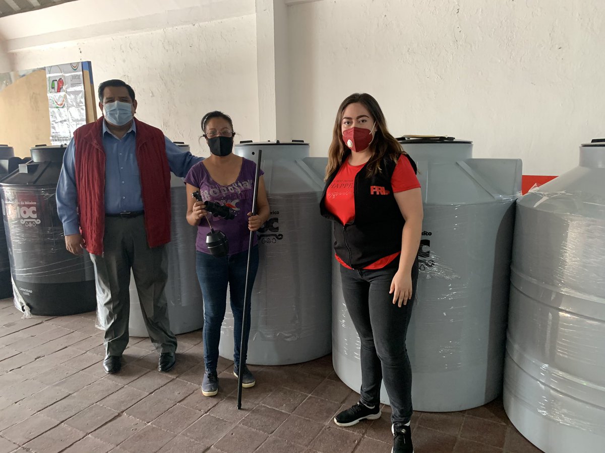 MTtexcoco's tweet photo. Entrega de tinacos por parte de nuestra dirigente @ChoperenaCruz 💦
Agradecemos al Lic. @maldonadoskr pdte. del Comité Municipal del PRI y a nuestra sria. general Araceli Garcia por el respaldo a estas gestiones
@MT_Nacional @MT_EdoMexico @davidsanchezi @AlejandraDMV @texcoco_pri https://t.co/vDzQNDs0kg
