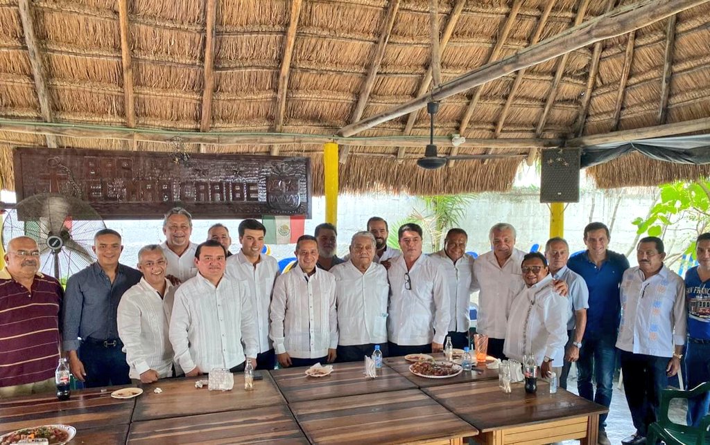 Demasiado poder en una sola foto ¿No crees? 

Dice tantas cosas esta foto.   ¿Que título le pondrías?