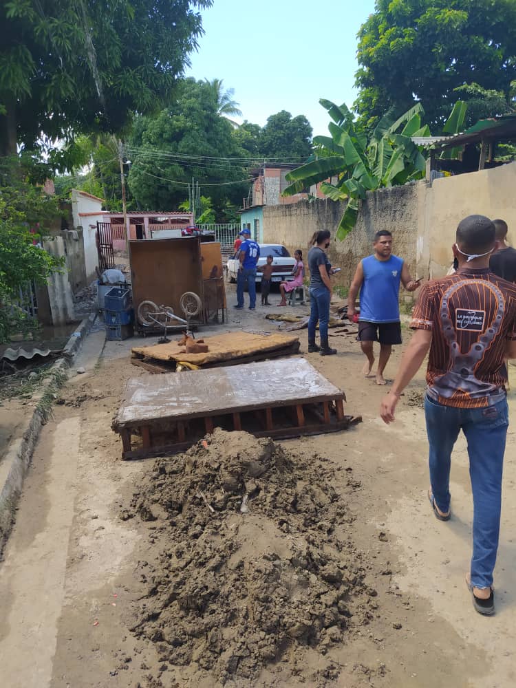 eldatove's tweet photo. #Denuncian Solicitan colaboración de la Gobernación de Aragua y la Alcaldía del Municipio Francisco Linares Alcántaras ayudar en las tareas de limpieza. También solicitan agua potable, Alimentos y colchonetas. Maracay.
#14Oct https://t.co/j7eOKK4MMu