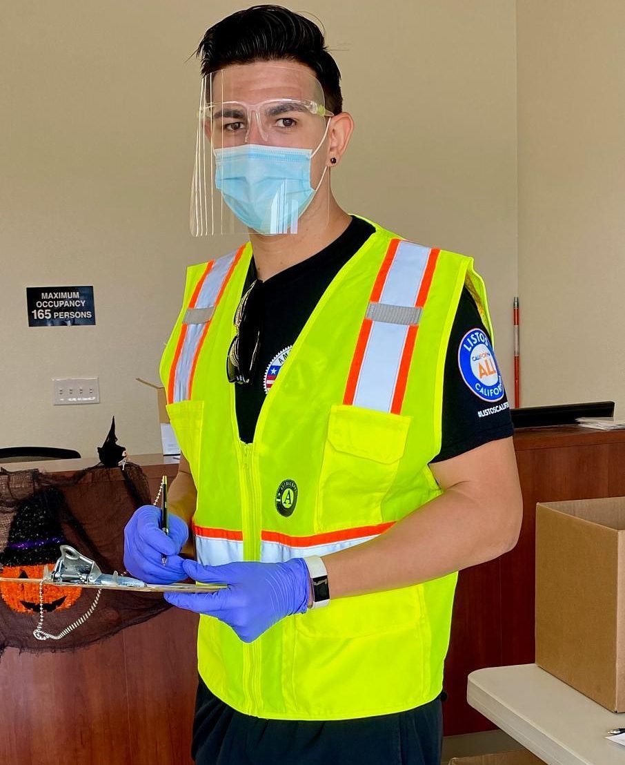 Jesus was on hand today to help out at @thefresnocenter weekly drive-thru food distribution event, and also educated the community on our #ListosCalifornia 5 steps for #EmergencyPreparedness 🙌 Link in bio to learn more #CaliforniaForAll