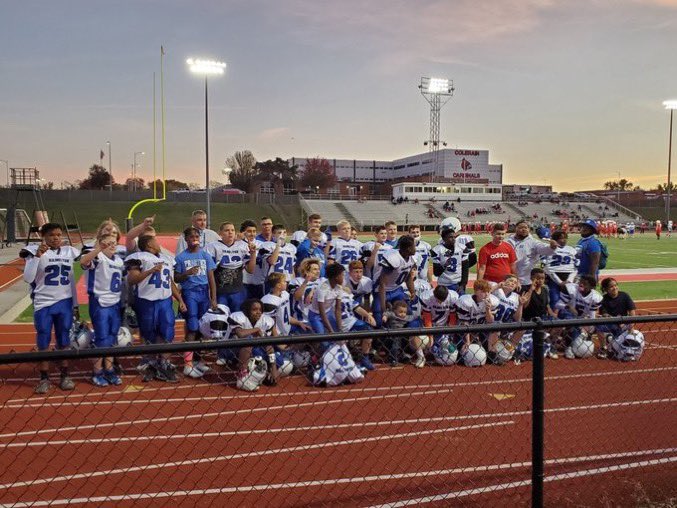 matt_schermer's tweet photo. Welcoming back our students to 5 days was quite the affair!  Chalked sidewalks by staff, welcome assembly by APs, Grrrowl Card Winners, undefeated 7th Grade FB... Not a bad restart!  Thanks to all students, staff, and coaches that made it happen! #YeahImAGriffin #BigBlueOnTheMove https://t.co/N5W9OJAHrB