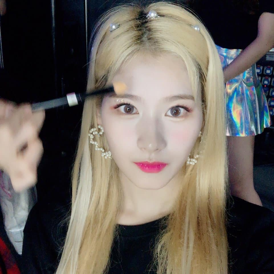 TWIBERRY_tw's tweet image. ㅤ‧ #-❍ っ ( 𝒑𝒍𝒂𝒚 ). — lıst ❜  ╱ ☆* 14.1O @ : Reiko ៸ twı.𝒃𝒆𝒓𝒓𝒚  ♡ - ⊹ #AsideLeal

Hace unos días tuvimos la dicha de recibir las dos versiones de este álbum y mi favorita fue el #DayVersion, quiero mandarle besitos a Leal por tan lindo regalo.