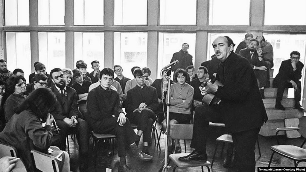 Анатолий Кац, профессор консерватории, Саратов: Я сидел ночами в ванной, включал магнитофон, слушал текст, перепечатывал на машинке – и составил том песен Галича. https://t.co/TA6WVGIFBV https://t.co/tJVcXeHhXP
