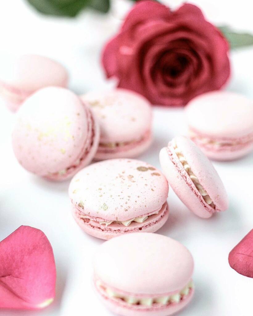 More pastel pink french macarons 💕. .
.
.
#weddingfavours #partyfavours #frenchmacarons #macaronlove #macarons #desserttable #macaron #pinkmacaron #sheffield #weddingsofyorkshire #yorkshireweddingcakes #sheffieldweddincakes #designercakes instagr.am/p/CGVfB7agEiY/