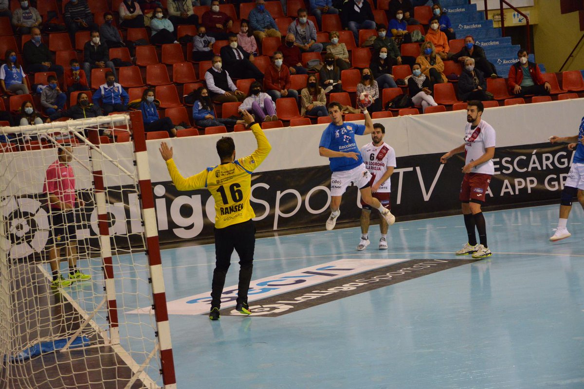 atlvalladolid's tweet photo. Rocoso, concentrado, atrevido y creativo... El Recoletas brilla atrás y adelante y es superior a su rival. Mantiene su ventaja en +6 tras alcanzar +8
⏱️ 2ª parte | Min 46
⭕ 25-19
⚔️ Recoletas Atlético Valladolid 🆚 @CdadLogrono
#⃣ #ATVLOG #GladiadoresAzules #LiveASOBAL https://t.co/WhOZTQaYVM