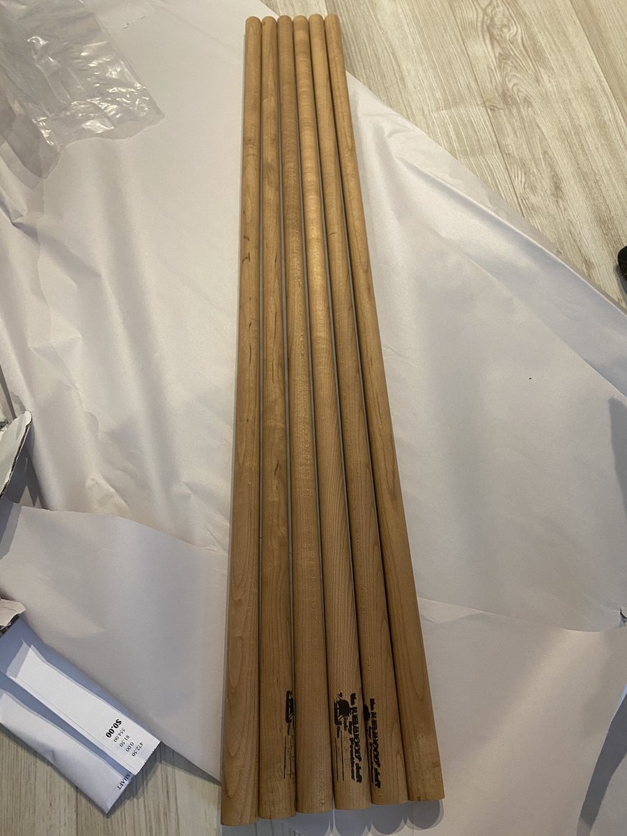 シャフト材届きました。キールウッドです。ギター用語ではローステッドメープルと言うんでしょうか。
これからがっつり削ってテーパー付けたりなんだりで実際にシャフトになるのは何ヶ月先でしょうか？
普段は象牙の20㎜の先角付けますが今回18㎜位で少し短めで行ってみようかと思ってます。