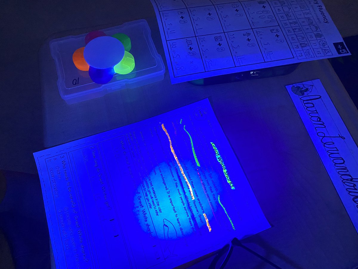 Today we used different color highlighters along with our “magical glasses” to find key details in a nonfiction text.. then we turned the lights off and used blacklight flashlights to focus on the important information! It was amazing! We got our #NeonReadOn @PrincipalLCE @pbcsd