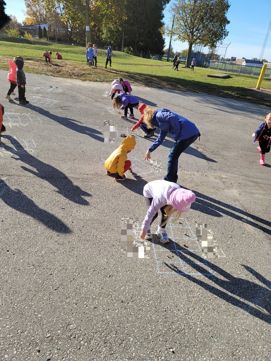 mrskingma's tweet photo. Today we learned more about 10 frames and representing numbers! Then we took our work outside! #fdk #kindergarten #mathisgrand @wps_wildcats @GEDSB https://t.co/BFQUXVYFtU