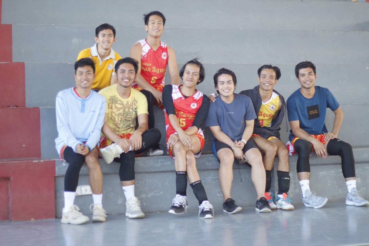 Owalicious101's tweet photo. Namiss ko lang silang kasama sa bawat training pag pasok sa school at mag lunch 😘❤️ https://t.co/gtWihuIjFk