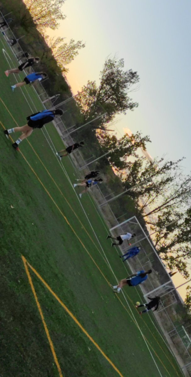 Lou0178's tweet photo. @Fenixfutbolc sigue con sus entrenamientos de la mano de @danipuente5 , grandes jugadoras del desaparecido #CDTacón ⚽⚽⚽Sigue rodando el balón cada semana #FutbolFemenino #futfem https://t.co/pezjEXyJZM