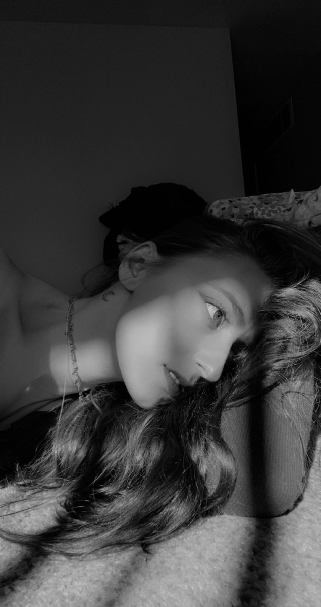 modelsarah19's tweet photo. Drop your favorite pictures of yourself. I wanna see all the beautiful people on Twitterπ€π #dropaselfie https://t.co/jLb5sBy0Rn