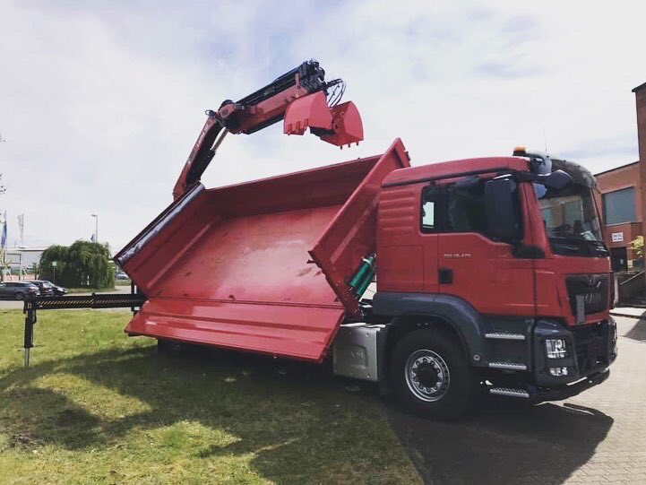hiabservice's tweet photo. Крутой автомобиль самосвал с манипулятором HIAB X-HIPRO 192. Навесное оборудование - ковшовый грейфер.

https://t.co/ab37NtZJm5 
Запчасти +7(985)829-88-89 / Ремонт +7(925) 144-01-33 

#gdplru  #кму #манипуляторы #crane #hiabcrane #hiab https://t.co/9Y63Vk5AXm