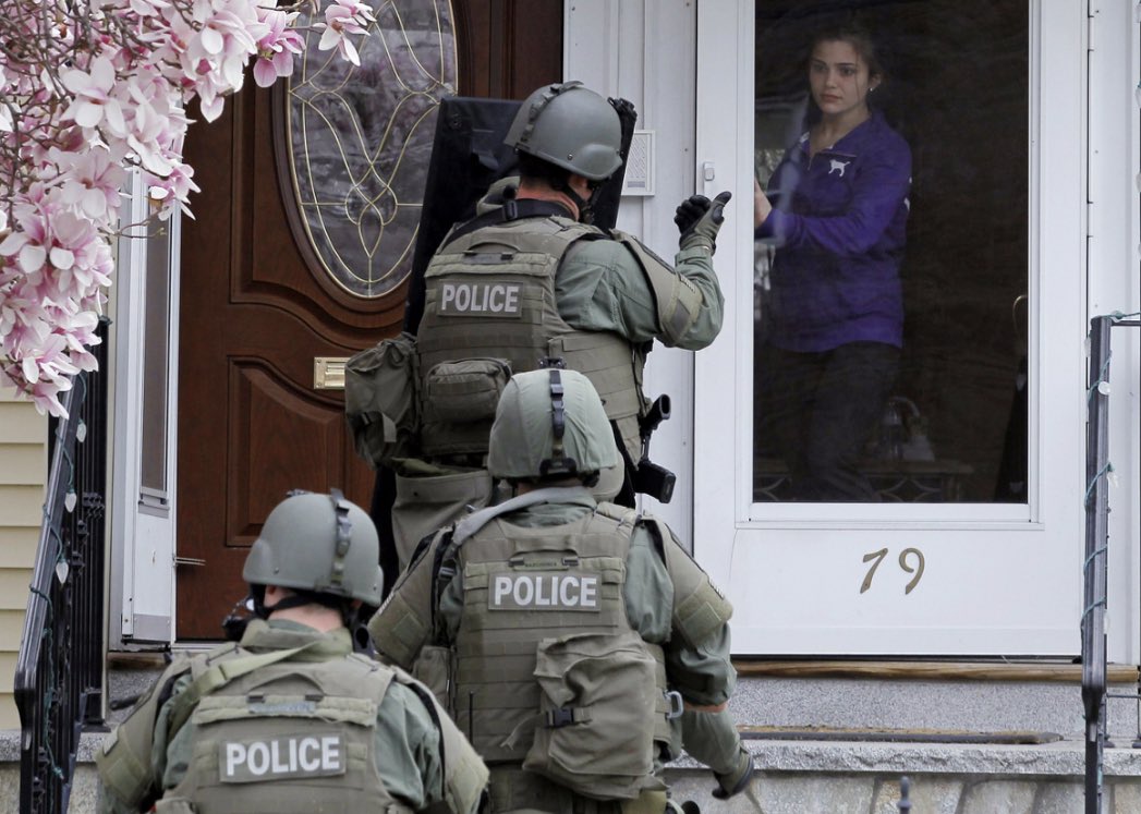 BloodsStop's tweet photo. My mom answering the door after this #PS4UPDATE https://t.co/ExvMltoNs3