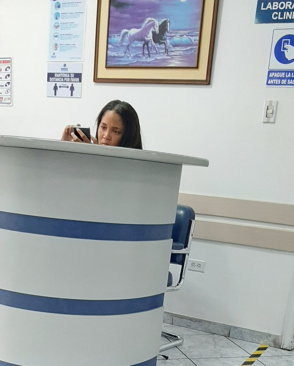 David29053138's tweet photo. Por favor @Salud_Ec @forosaludec @saludquito 
Que pasa con #emediccenter una clínica donde sus trabajadores no usan mascarilla.
Además del pésimo servicio por parte de la señora. https://t.co/38O5lKXZo9