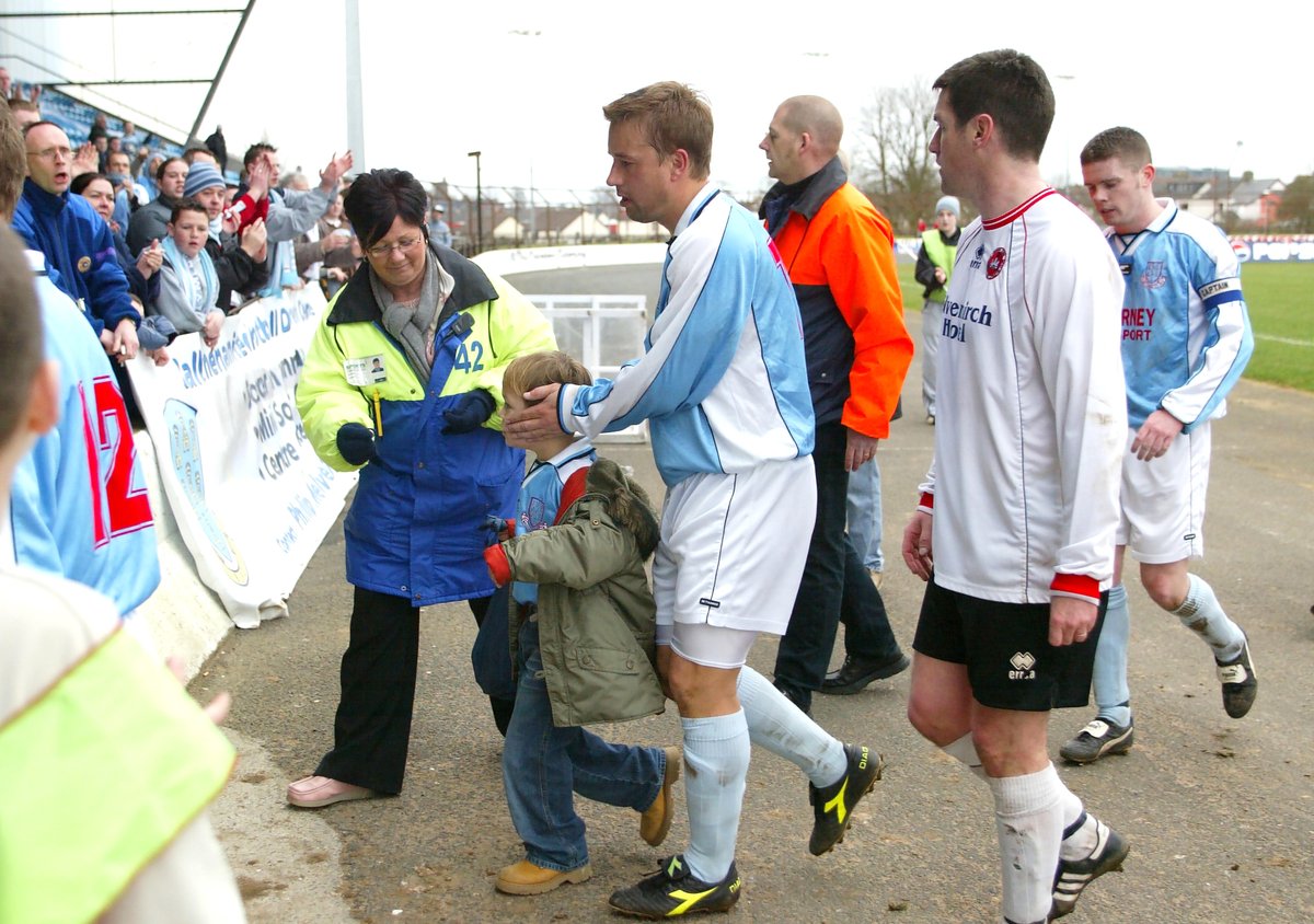 Stephen_sport's tweet photo. Sky Blue Scrapbook 📘

On this day in 2003, @BallymenaUnited signed former @NFFC striker Nigel Jemson.

Amid defrosting frozen pitches and run-ins with refs, opponents, team-mates and spectators, he also notched 8 goals in 26 appearances in an eventful spell at the Showgrounds. https://t.co/Dz3WxcQovb