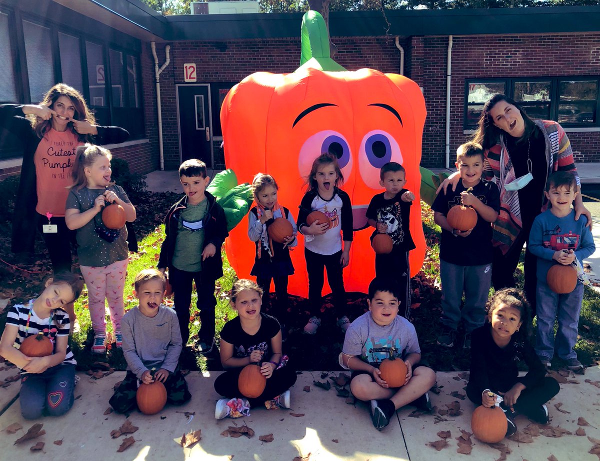 MrsStetsonsCrew's tweet image. Thank you to our amazing PTO for our #Spookley Pumpkin Patch and @MrsDorozynski for helping us paint our pumpkins!! What a great day!! Can’t wait to see our glittery masterpieces tomorrow! 🎃
@SycamoreECLC #HazletProud #kindergarten