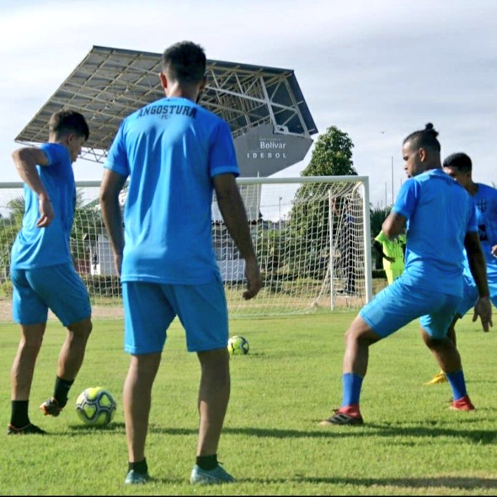 TuAngosturaFC's tweet photo. 🌪 🇺🇦 #GaleriaAuriazul 📸
#AC2FutVe #Pretemporada2020
•
🏆#CopaKickSoccerCoin ⚽️
•
🏟: Estadio Olímpico Ricardo Tulio Maya, Ciudad Bolívar. Edo. Bolívar 🇻🇪 https://t.co/E5wwKTXHnE
