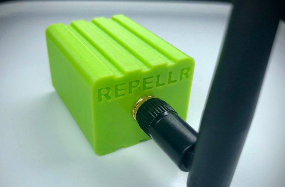 codemasterpl's tweet image. Finally it&apos;s here, Repeller made it to @tindie !
Adaptive WiFi Network deauther
Get yourself some bandwith with this one ;-)

#hack #diy #tindie 

tindie.com/products/21585/