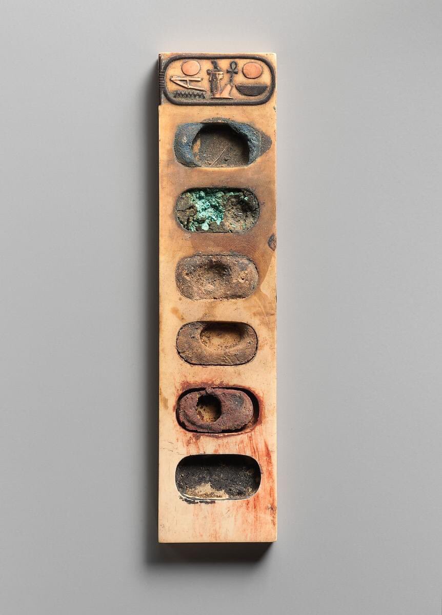 The Egyptian artist had 6 main colors in the palette: green, red, blue, yellow, white and black. They were usually obtained from mineral compounds, and prepared with a mixture of pigments acquired by grinding colored earth with the addition of water, rubber latex and egg’s white.
