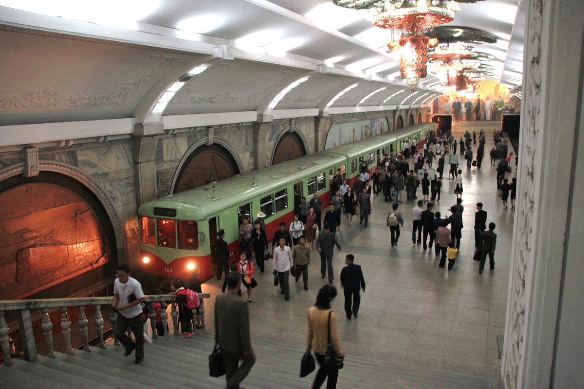 Besonders stolz ist man in  #Pjöngjang  natürlich auf die U-Bahn, die mit alten Fahrzeugen aus  #Berlin betrieben wird.... @BVG_Kampagne 