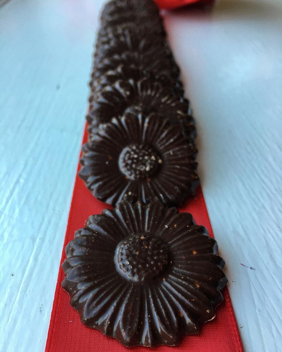 VisitUlsterCnty's tweet photo. Dark chocolate. Almonds. Sea salt. What more could you want? If you haven't tried Hudson Valley Chocolates, we highly recommend stopping by their Wallkill shop. You can also find their treats in boutiques across the Hudson Valley! 🍫❤️
:
#Seekforyourself #WallkillNY https://t.co/PSga7mcYQT