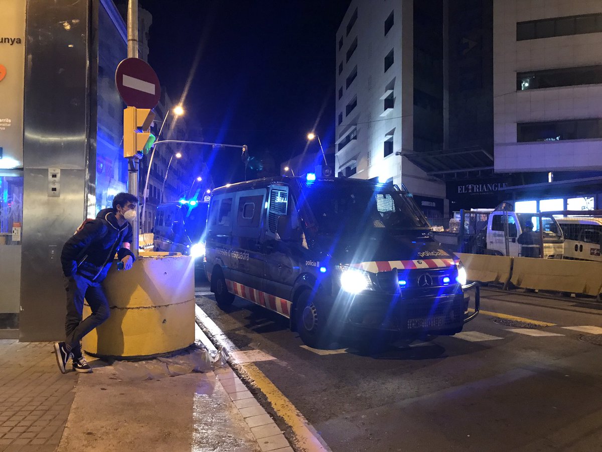 ramossalvat's tweet photo. 🔴 Normalitzat el centre de #Barcelona. L’aniversari de la #sentencia1O acaba sense incidents greus ni detinguts al centre de #Barcelona. https://t.co/DDietLJLqp