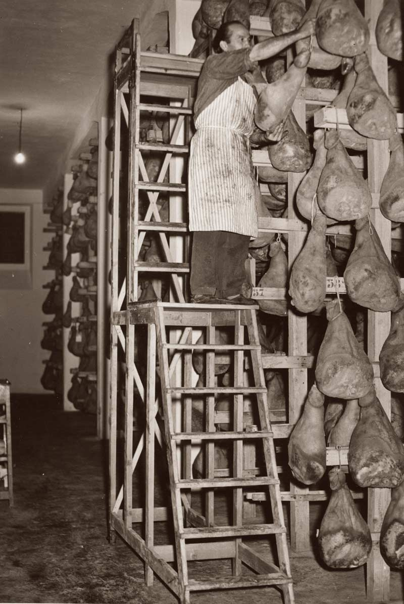 pelotonmagazine's tweet photo. As the Giro d'Italia heads into the Emilia-Romagna region this week, learn a bit about one of the region's great exports: Prosciutto di Parma. https://t.co/X8VCzwqqFz

Presented by @alebikewear_US
 #IAmAle #TheWayWeRide https://t.co/Ckn9E040Ze