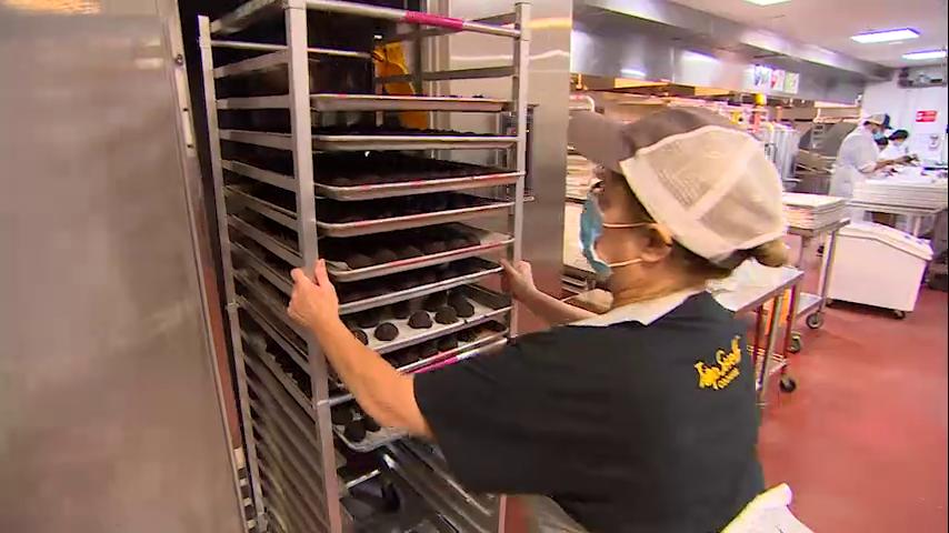 Chronicle5's tweet photo. "Nobody goes into the food business trying to make a million dollars. They do it because it’s something they care about, they love." Pandemic aside, @topshelfcookies is about to open its first retail store. Restaurants Regroup 7:30 @anthonyeverett @shaynatv5 #wcvb @DCPinzon https://t.co/2nv48RGfvg