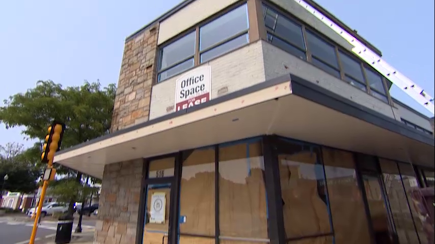 Chronicle5's tweet photo. "Nobody goes into the food business trying to make a million dollars. They do it because it’s something they care about, they love." Pandemic aside, @topshelfcookies is about to open its first retail store. Restaurants Regroup 7:30 @anthonyeverett @shaynatv5 #wcvb @DCPinzon https://t.co/2nv48RGfvg