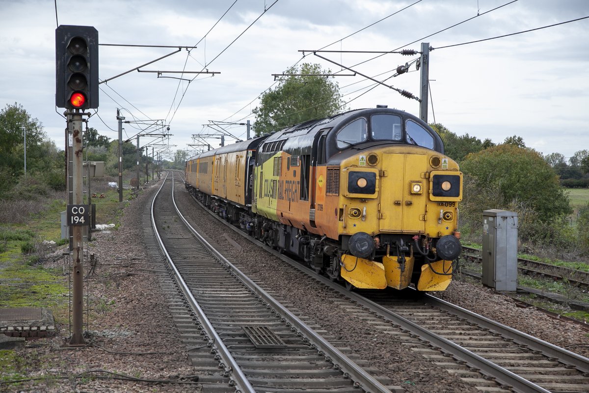 kwpartlow's tweet photo. Colas Class 37/0 No.37099 Merl Evans at Manningtree leading 1Q97 10:50 Ferme Park-Cambridge test train on 14th October 2020.Colas Class 37/0 No.37254 Cardiff Canton on the rear.#class37 #testtrains https://t.co/wte0I7C0QE