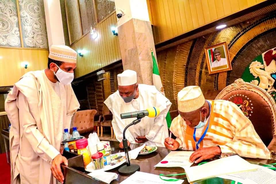 Gandujiyaonline's tweet photo. #KanoEmirates: @GovUmarGanduje Signs Amended Law, Kano Emir Chairs Council of Emirs, No Rotational Chairmanship
Rotational chairmanship of #KanoState Council of #Emirs is put to halt, as #Ganduje signs KN Emirates Council Amendment Law, 2020 which makes Kano Emir as the Chairman https://t.co/NLYLRvLVvM
