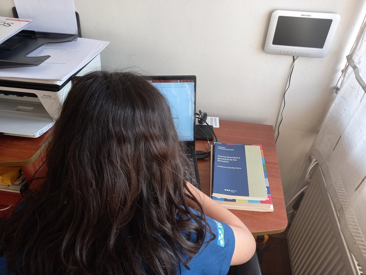 Hoy mi hija de 9 años redactó su 1° #Constitucion en el colegio
"Los niños y niñas tienen derecho a estudiar y disfrutar el tiempo libre" 
"Las mujeres tienen derecho a trabajar y estudiar, a usar el transporte público y ser respetadas"
Tiene mi voto 🇨🇱 #AprueboNuevaConstitucion