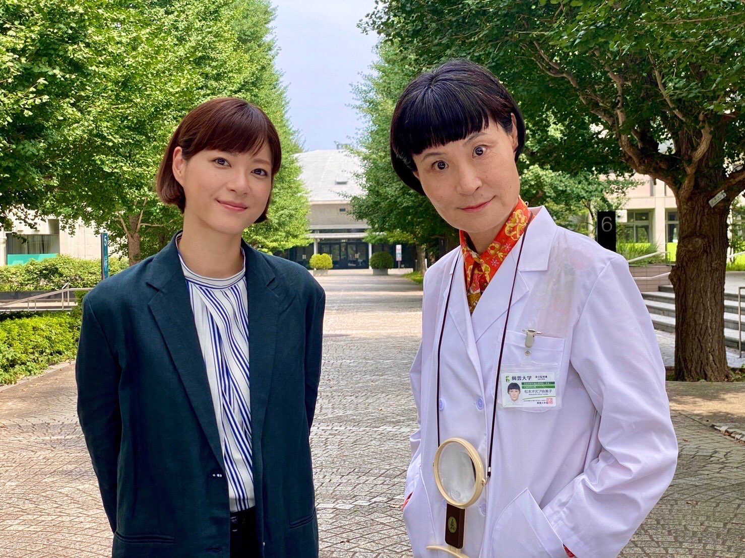 公式 フジ月9 監察医朝顔 ご視聴頂きありがとうございました 月9史上初 2クール 第2シーズン 第1話のゲストに 片桐はいり さんが出演決定 興雲大学の教授 松本オリビア由美子 を演じてくださります 虫眼鏡を片手に地面へ 一体どんな