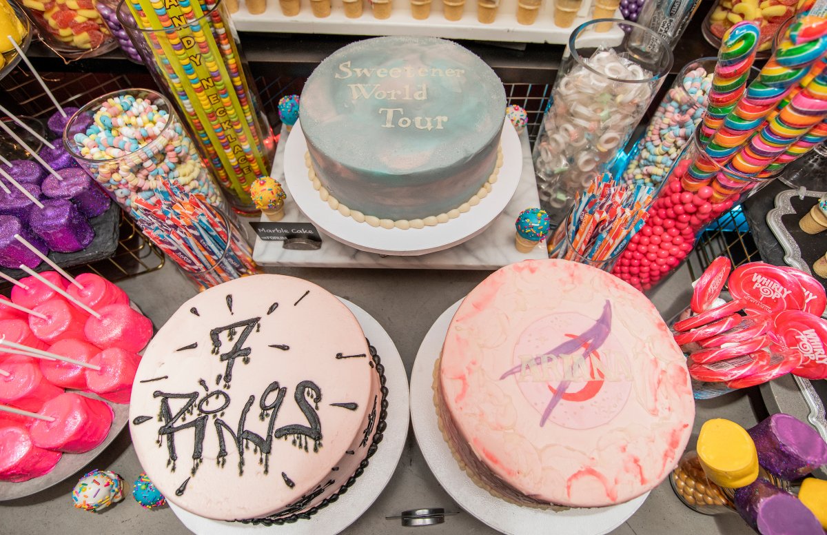 thekiaforum's tweet photo. Wishing you the sweetest #NationalDessertDay from the place where you can have your #ForumCake and eat it too. 🍰🍭 https://t.co/IUWG0GS4vS