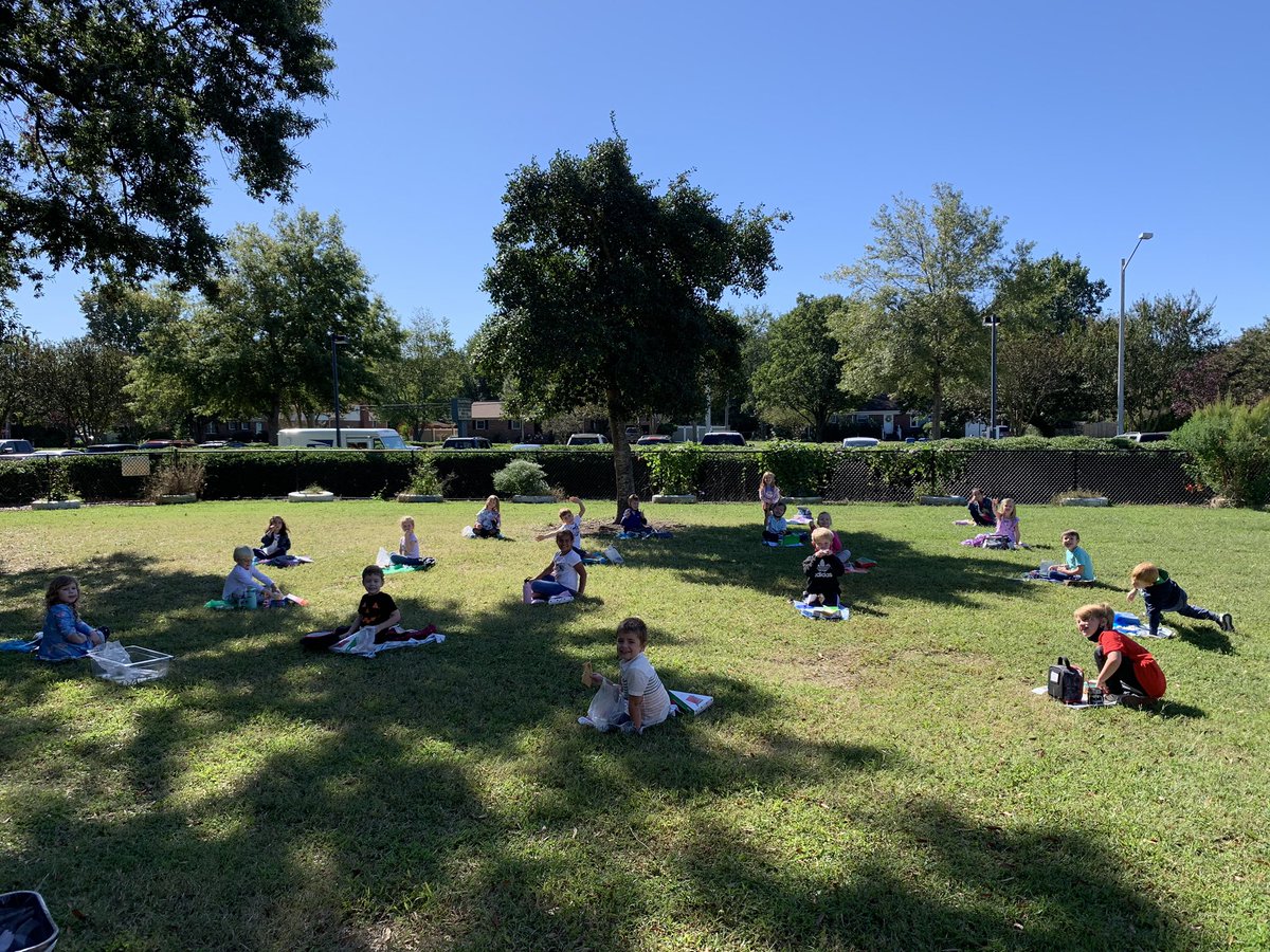 krista_booth's tweet photo. Fresh air with a picnic lunch outside on this beautiful fall day! @TrantwoodES https://t.co/b7wIXC12Hb