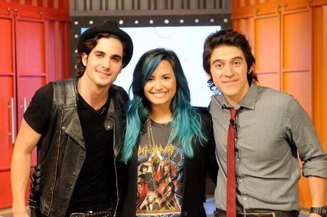 demilovatobr's tweet photo. Há exatamente 7 anos, Demi Lovato também participava de coletivas de imprensa no Brasil, gravava pocket show para a MTV, atendia fãs dentro de seu hotel e anunciava as datas da "The Neon Lights Tour" no Brasil, a sua maior turnê até o momento com 8 datas em 5 cidades. 🖤 https://t.co/bIj0hnQEO8