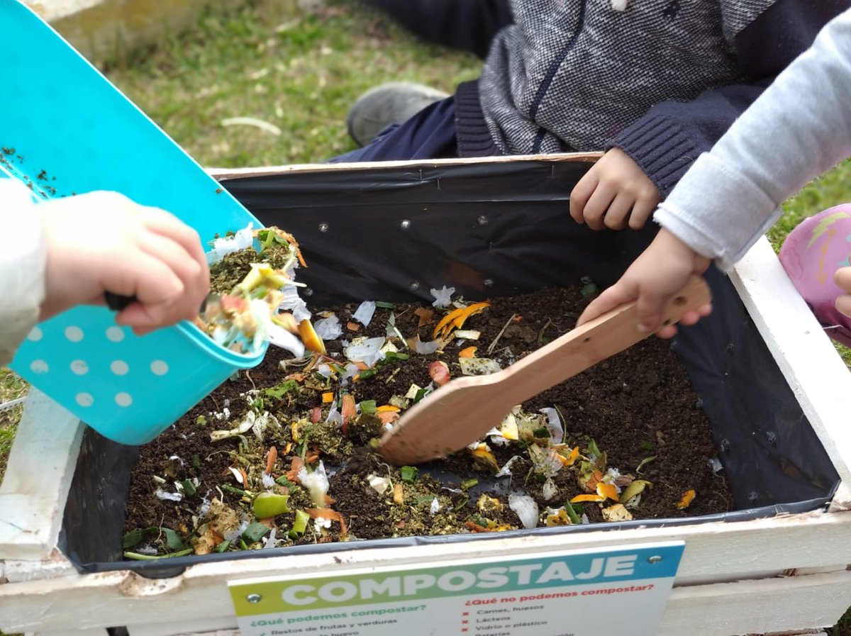 mariangelesnata's tweet image. Hoy hicimos entrega de una nueva #Compostera. Gracias Familia x sumarse a #compostar en casa. 
#ushuaiamasverde ♻️
#ushuaiamaslinda 🌎