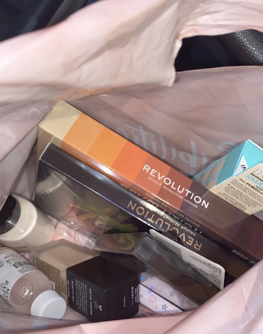 leabree01's tweet photo. NOT ME buying ALLL this makeup when I’m broke😩😩 https://t.co/6c0dLOVeO7