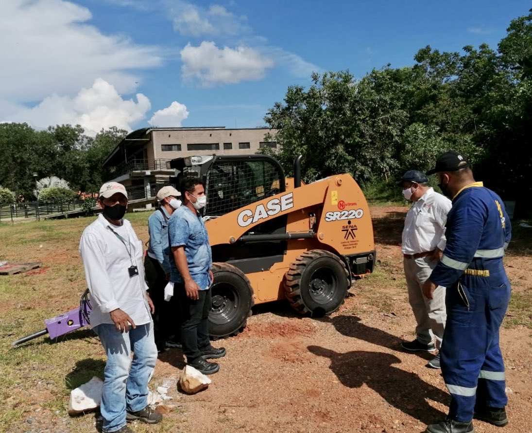 JAIROLEONZAPATA's tweet photo. Con entusiasmo recibimos el Minicargador producto del proyecto de modernización que aportará a la calidad de los procesos de formación y el desarrollo tecnológico de nuestro Centro y de la región. Gracias @SENAComunica y su estrategia SENNOVA por posibilitar este fortalecimiento. https://t.co/ckUjsIDKbo