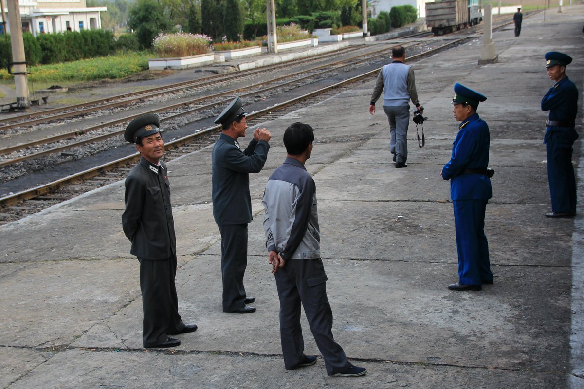 Das Kollektiv der nordkoreanischen Eisenbahn. Ich denke, man hat es dort recht gut erwischt, wenn man bei der Staatsbahn arbeiten kann.