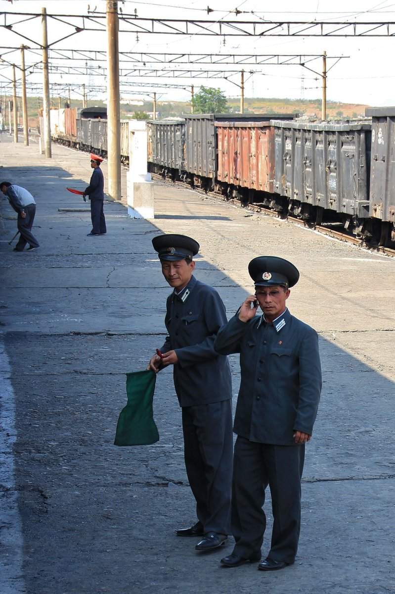 Das Kollektiv der nordkoreanischen Eisenbahn. Ich denke, man hat es dort recht gut erwischt, wenn man bei der Staatsbahn arbeiten kann.