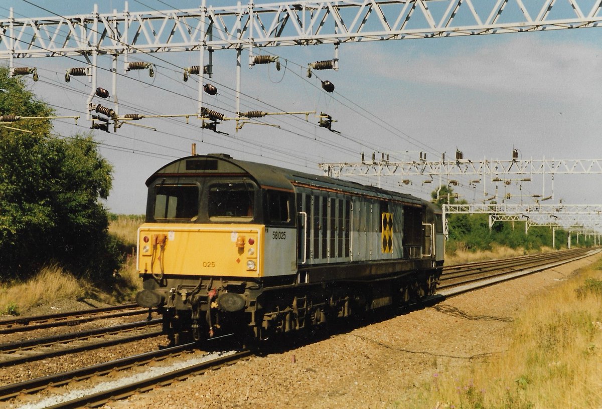 Bone working light engine near Crewe 5/5/90. British Rail Class 58 diesel loco 58025 in Railfreight Coal sector colours. The loco is now stored in Spain.... #BritishRail #Class58 #Railfreight #Coal #Crewe #trainspotting #diesels 🤓