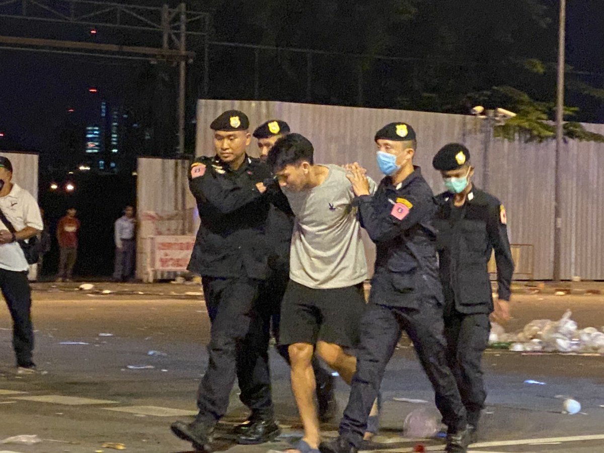 gdshbobrsjh00's tweet photo. เขาตัวคนเดียวกับตำรวจ 4 คน @UN #whatshappeninginthailand #ม๊อบ14ตุลา #ม๊อบ14ตุลา https://t.co/23eNJjWlq8