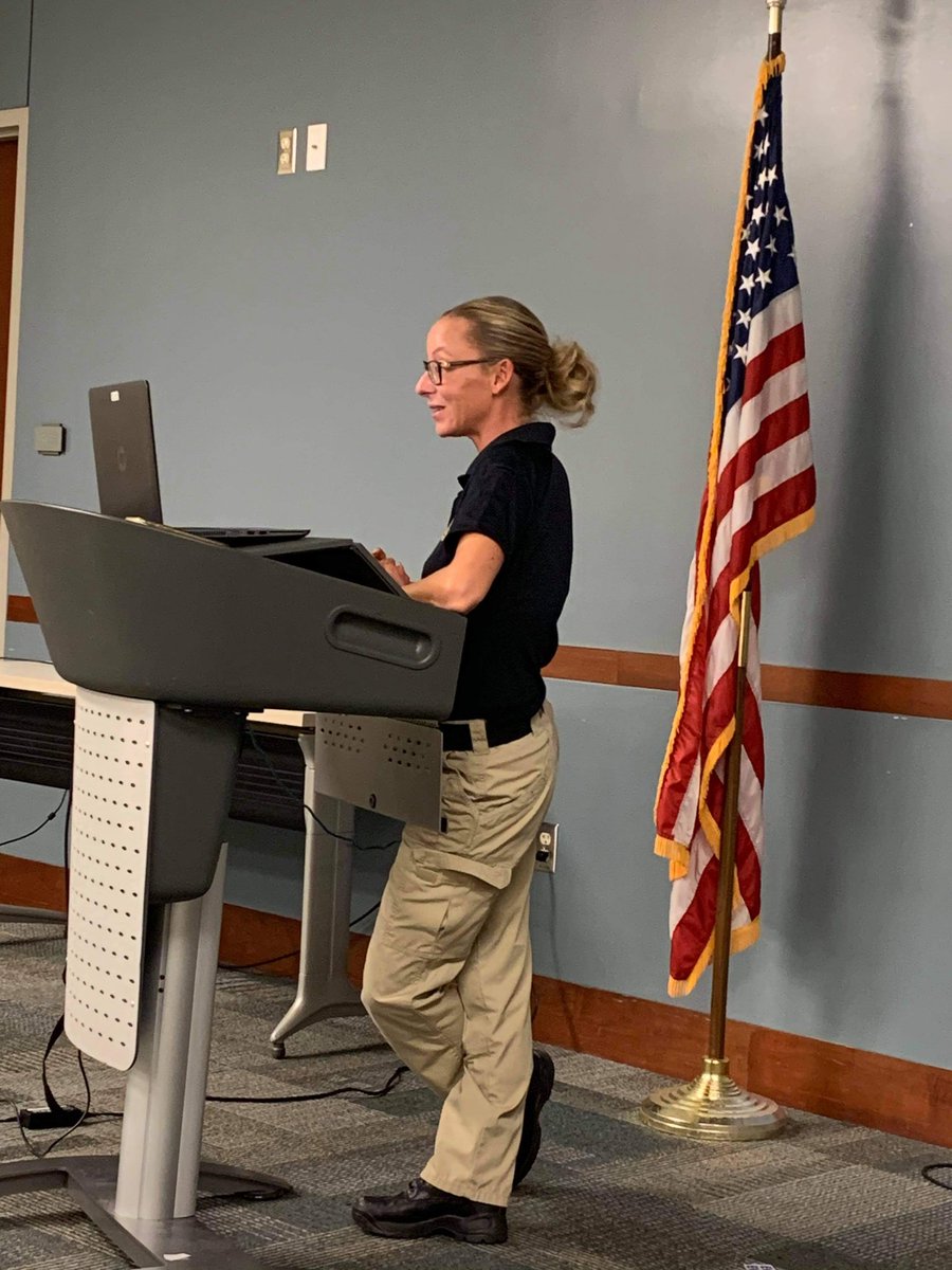 AlexandriaVAPF's tweet image. Week 4 of our Virtual Community Police Academy with our Hostage Negotiation Team. We did a virtual scenario with a suicidal person. Great job by one of our class participants! @AlexandriaVAPD