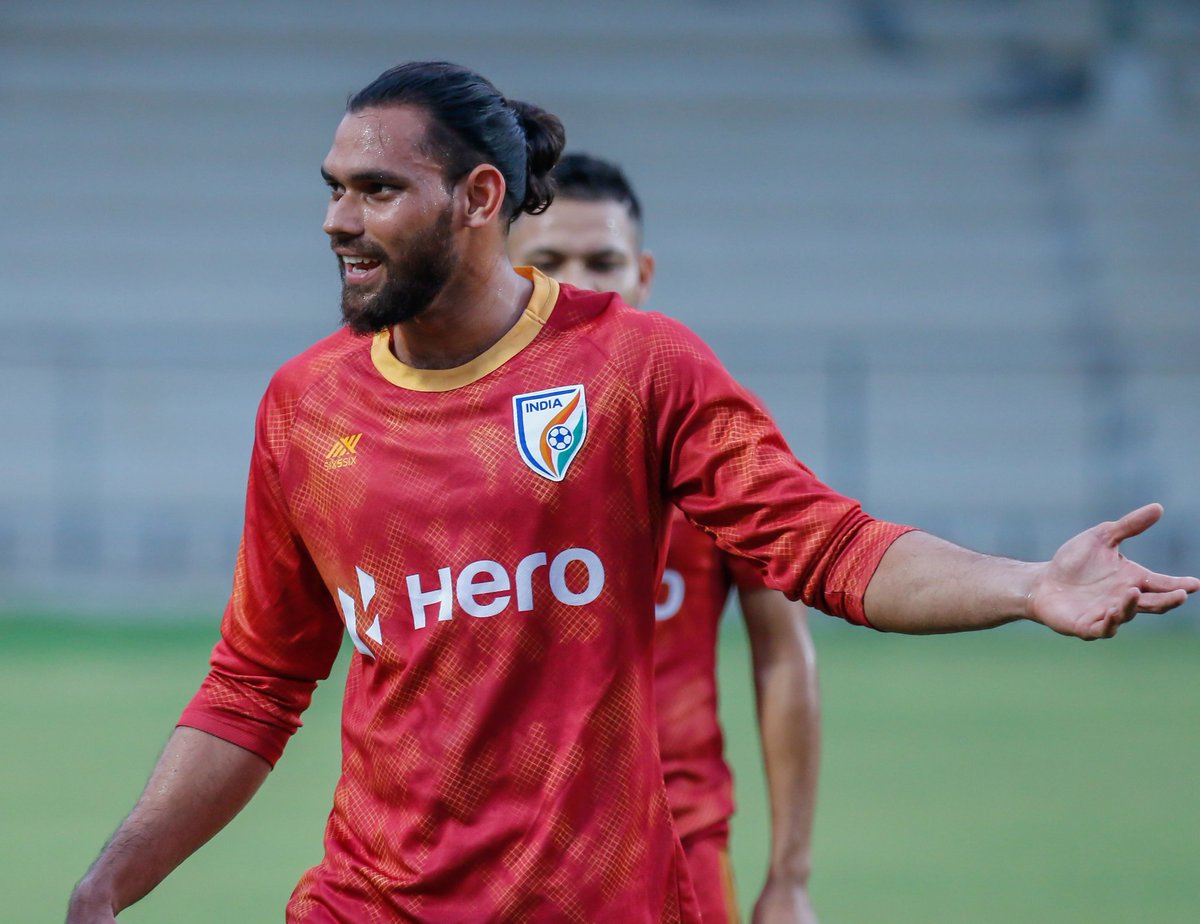 IndianFootball's tweet photo. 4️⃣ hours to go! ⏳
We go LIVE 🔴 on AIFF TV at 2 PM today with #BlueTigers 🐯 defender @adilahmedkhan08 on the #IndianFootball Instagram page 📱
See you there! 🙌
#AskAdil 💬 #BackTheBlue 💙 https://t.co/ThJdRXJH05