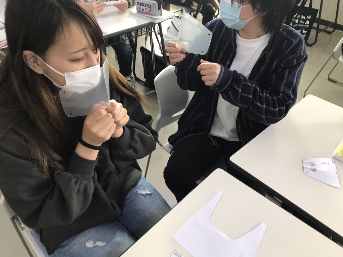 仙台リハビリテーション専門学校 2年生の透明マスクの作成風景です 透明マスクなら 口元も見えて表情もよく分かります リハ職に大切なコミュニケーション技術を高めていきましょう 月曜までに全員が仕上げます