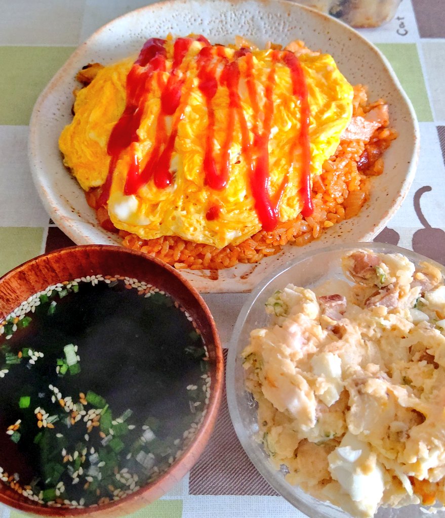 Debugotoh お昼ゴハンは オムライス ベーコン シメジ タマネギ ポテトサラダ ワカメスープ たくあん