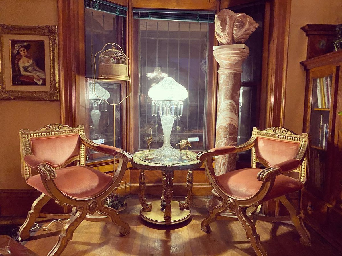 ArtNewCo's tweet photo. A #crystal scar...can you see it? If I was 150 years old, I’d have a few 🩹💡🙊

#victorianlamp #crystallamp #character #artnewco #victorianhome #victorianhouse #chandelier #art #decor #columbusart #historical #rayoflight #weloveourhome #crystals https://t.co/EliMQMQqwH