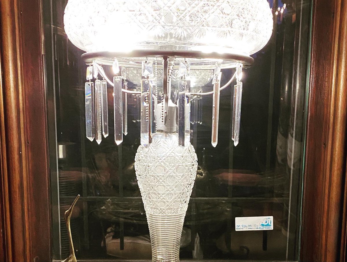 ArtNewCo's tweet photo. A #crystal scar...can you see it? If I was 150 years old, I’d have a few 🩹💡🙊

#victorianlamp #crystallamp #character #artnewco #victorianhome #victorianhouse #chandelier #art #decor #columbusart #historical #rayoflight #weloveourhome #crystals https://t.co/EliMQMQqwH