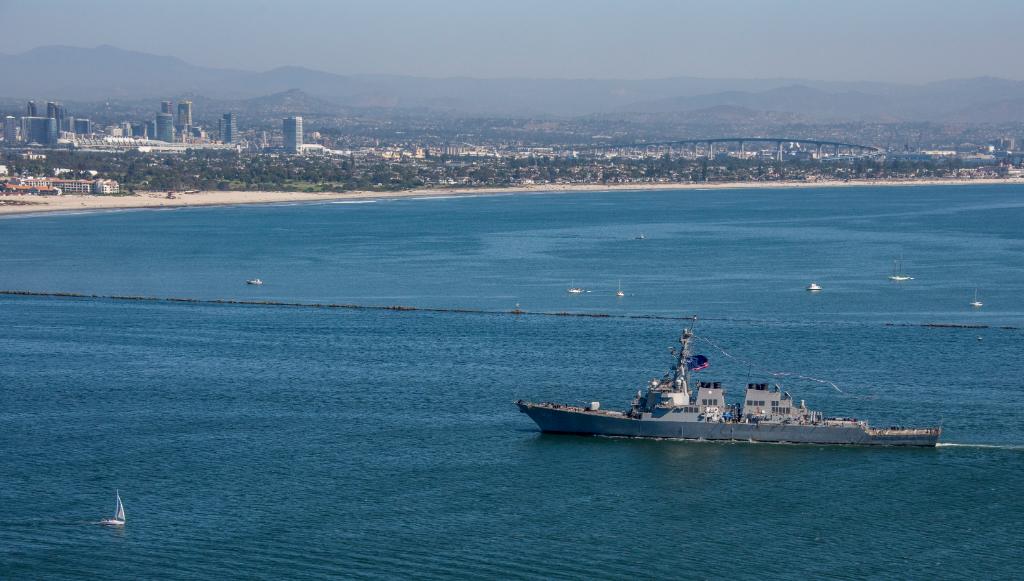 @USNavy photos of the day: #USSPhilippineSea conducts a replenishment-at-sea, #USSWinstonSChurchill honors the USS Cole attack, @NavyLeapFrogs celebrate the Navy’s 245th Birthday and #USSPaulHamilton returns to San Diego. ⬇️info & download ⬇️: navy.mil/Resources/Phot…?